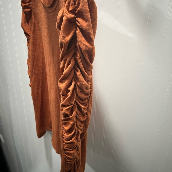 We The People Women's Rust Orange Puff Ruched Sleeve Top - Picture 2 of 4